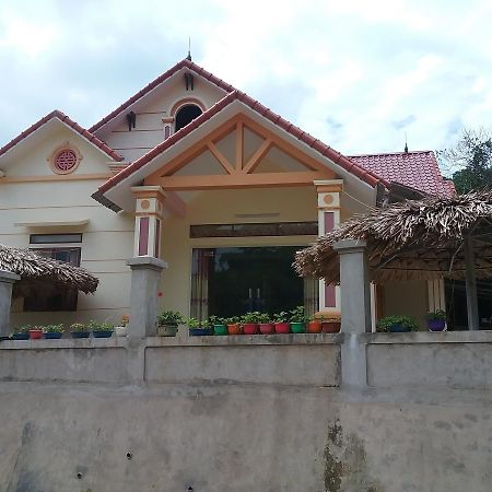 Thac Ba Family Homestay Ho To Exterior photo